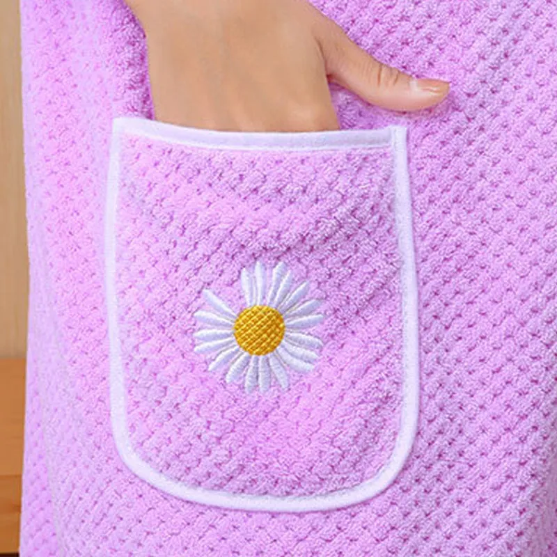 Quick-drying bath towel with absorption and hand hole