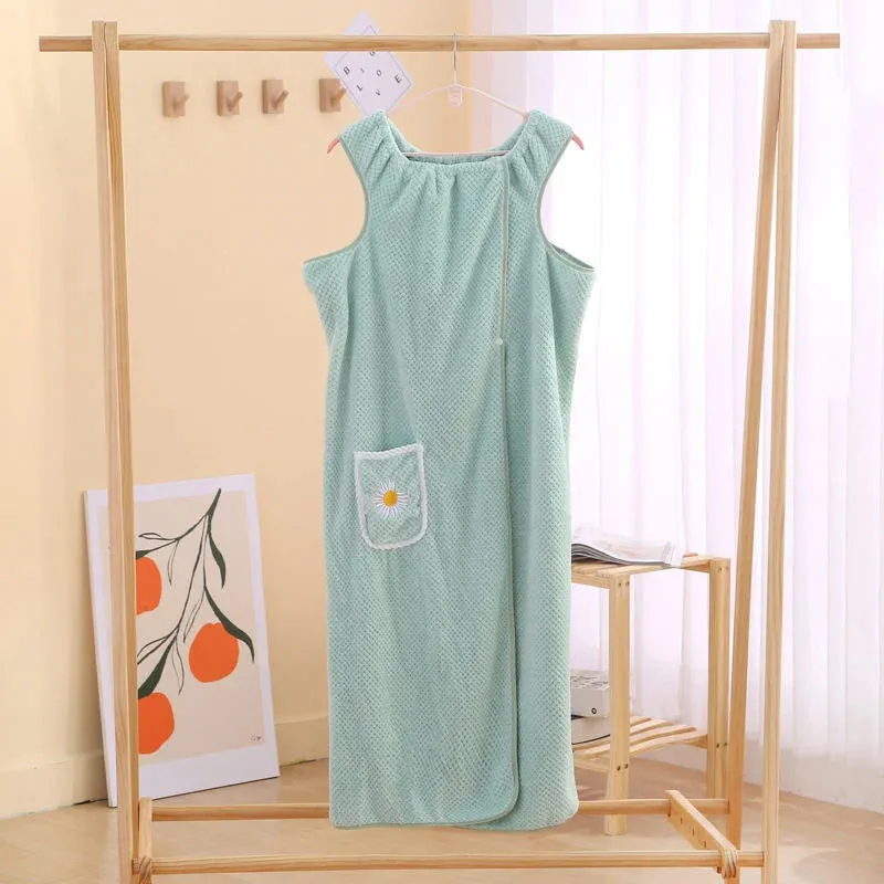 Quick-drying bath towel with absorption and hand hole