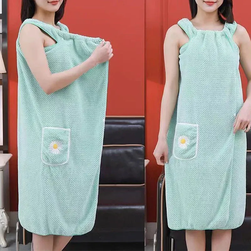 Quick-drying bath towel with absorption and hand hole