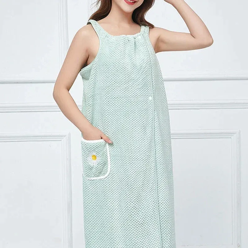 Quick-drying bath towel with absorption and hand hole