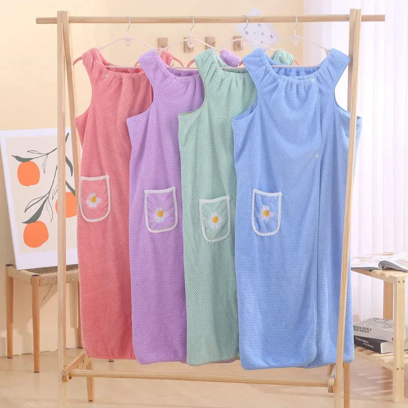 Quick-drying bath towel with absorption and hand hole