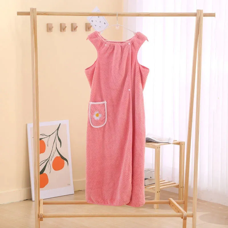 Quick-drying bath towel with absorption and hand hole